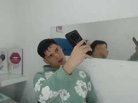 Snapshot of Aaron_Foxxx chatting on November 15, 2025, 9:54 pm Aaron Foxxx online show from November 15, 2025, 9:54 pm