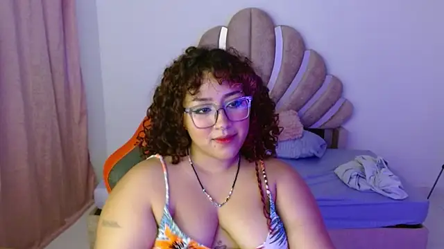 Snapshot of BlueeVelvet chatting on October 7, 2025, 10:18 pm BlueeVelvet online show from October 7, 2025, 10:18 pm