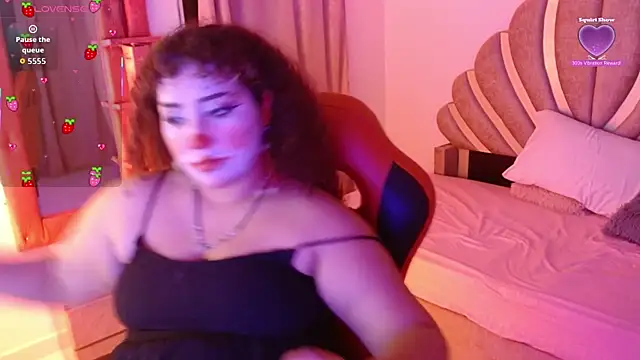 Snapshot of BlueeVelvet chatting on October 31, 2025, 10:44 pm BlueeVelvet online show from October 31, 2025, 10:44 pm