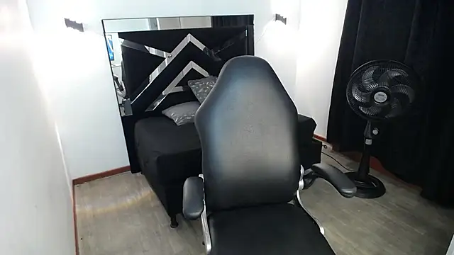 MarianaRojas  online show from April 22, 2026, 8:50 am