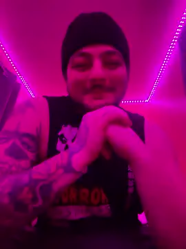 Snapshot of latenightguy chatting on January 6, 2026, 7:01 am latenightguy online show from January 6, 2026, 7:01 am