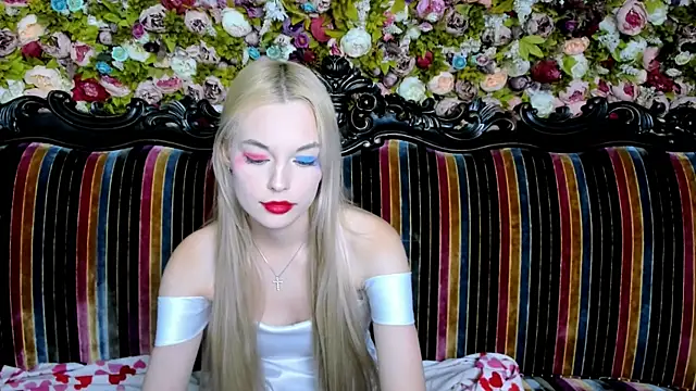 Snapshot of CallMeMargo chatting on October 1, 2025, 12:55 pm CallMeMargo online show from October 1, 2025, 12:55 pm