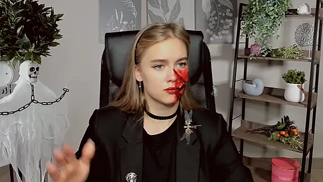 JuneWoods online show from October 25, 2025, 9:39 am