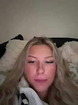 Snapshot of blondeeee chatting on April 4, 2026, 2:36 pm blondeeee online show from April 4, 2026, 2:36 pm