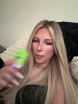 Snapshot of blondeeee chatting on April 8, 2026, 3:56 pm blondeeee online show from April 8, 2026, 3:56 pm