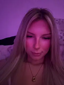 Snapshot of blondeeee chatting on April 9, 2026, 4:23 pm blondeeee online show from April 9, 2026, 4:23 pm