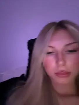 Snapshot of blondeeee chatting on April 15, 2026, 4:36 pm blondeeee online show from April 15, 2026, 4:36 pm