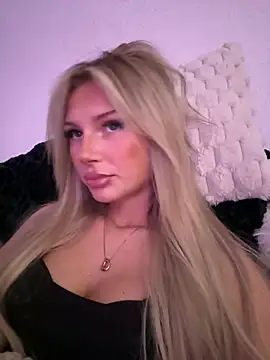 Snapshot of blondeeee chatting on April 21, 2026, 4:01 pm blondeeee online show from April 21, 2026, 4:01 pm
