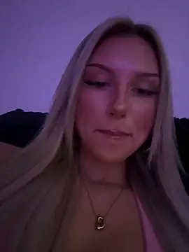 Snapshot of blondeeee chatting on April 25, 2026, 4:37 pm blondeeee online show from April 25, 2026, 4:37 pm