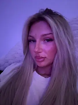 Snapshot of blondeeee chatting on April 27, 2026, 4:49 pm blondeeee online show from April 27, 2026, 4:49 pm
