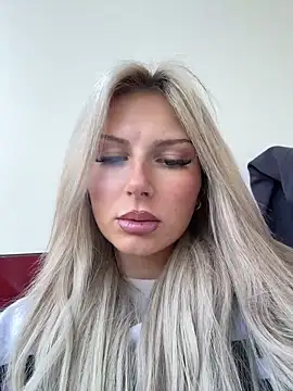 Snapshot of blondeeee chatting on April 28, 2026, 4:45 pm blondeeee online show from April 28, 2026, 4:45 pm
