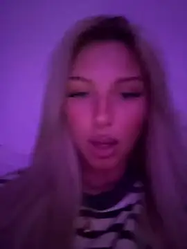 Snapshot of blondeeee chatting on May 4, 2026, 4:58 pm blondeeee online show from May 4, 2026, 4:58 pm
