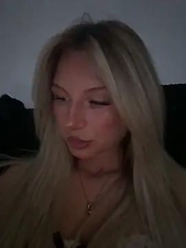 Snapshot of blondeeee chatting on May 6, 2026, 4:12 pm blondeeee online show from May 6, 2026, 4:12 pm