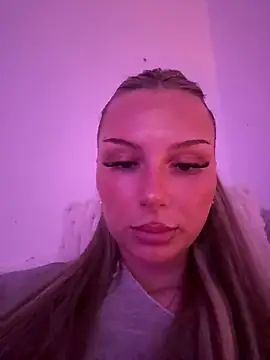 Snapshot of blondeeee chatting on May 14, 2026, 3:30 pm blondeeee online show from May 14, 2026, 3:30 pm