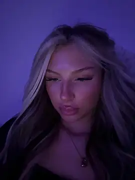 Snapshot of blondeeee chatting on May 17, 2026, 5:31 pm blondeeee online show from May 17, 2026, 5:31 pm