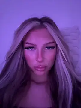 Snapshot of blondeeee chatting on May 18, 2026, 3:29 pm blondeeee online show from May 18, 2026, 3:29 pm