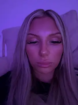 blondeeee online show from July 22, 2026, 5:05 pm