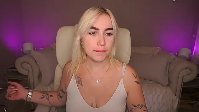 MariellaVi online show from September 25, 2025, 12:31 pm