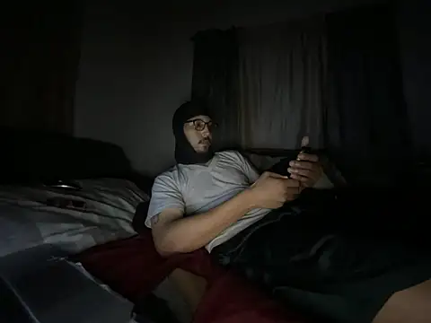 Snapshot of ThrowedWorldWide chatting on April 14, 2026, 7:03 am ThrowedWorldWide online show from April 14, 2026, 7:03 am