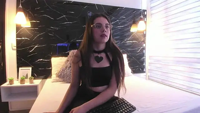 ZOE LE online show from October 27, 2025, 11:47 am