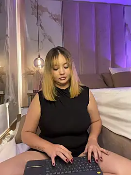 Snapshot of Angelina_velvett chatting on October 28, 2025, 10:34 pm Angelina velvett online show from October 28, 2025, 10:34 pm