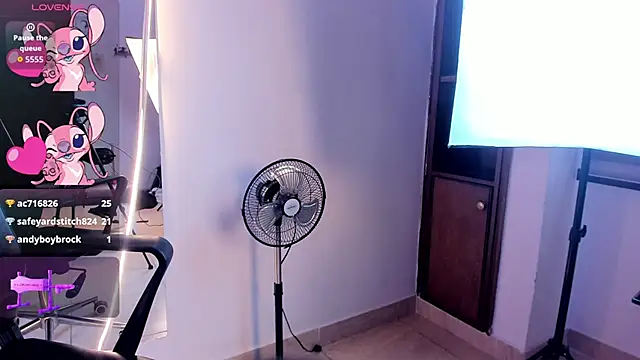 Snapshot of Caroline_Millerr chatting on November 5, 2025, 8:09 pm Caroline Millerr online show from November 5, 2025, 8:09 pm