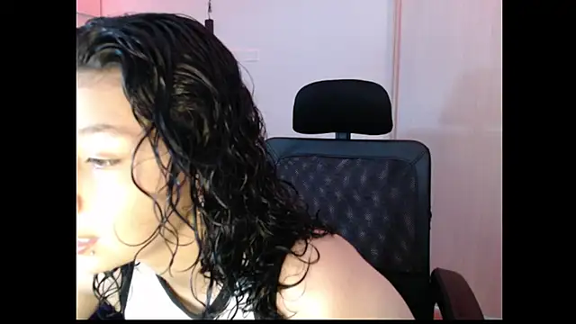 Snapshot of Ivonnybonn chatting on October 29, 2025, 8:43 pm Ivonnybonn online show from October 29, 2025, 8:43 pm