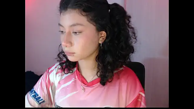 Snapshot of Ivonnybonn chatting on November 4, 2025, 6:12 am Ivonnybonn online show from November 4, 2025, 6:12 am