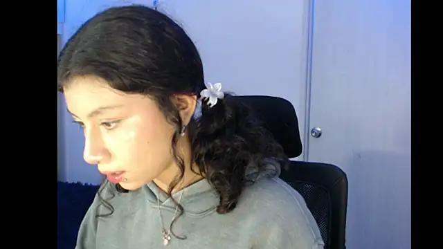 Snapshot of Ivonnybonn chatting on November 5, 2025, 5:18 am Ivonnybonn online show from November 5, 2025, 5:18 am