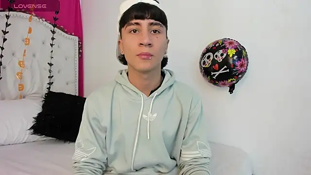 Snapshot of XaanderGrey chatting on October 15, 2025, 3:34 pm XaanderGrey online show from October 15, 2025, 3:34 pm