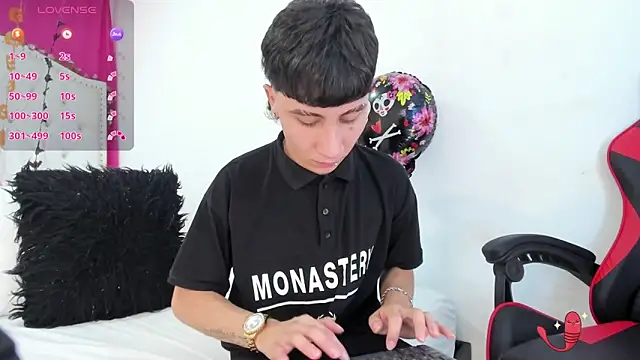 Snapshot of XaanderGrey chatting on October 25, 2025, 7:30 pm XaanderGrey online show from October 25, 2025, 7:30 pm