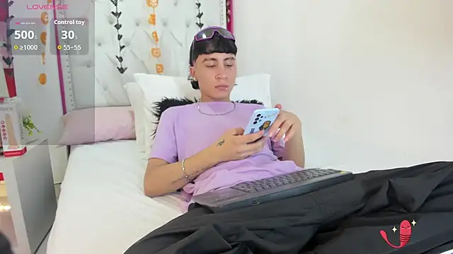 Snapshot of XaanderGrey chatting on October 27, 2025, 7:29 pm XaanderGrey online show from October 27, 2025, 7:29 pm