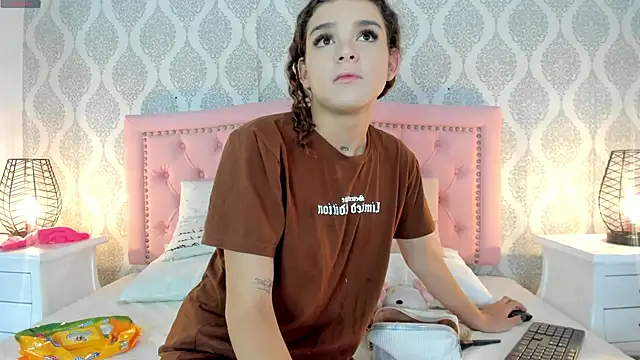 Snapshot of kendallspears_1 chatting on November 12, 2025, 3:51 am kendallspears 1 online show from November 12, 2025, 3:51 am