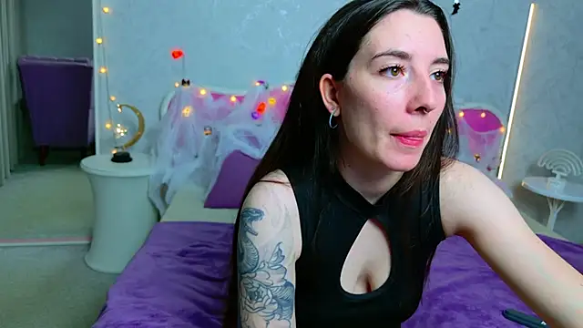 Snapshot of Curious_Lily chatting on October 28, 2025, 1:09 am Curious Lily online show from October 28, 2025, 1:09 am