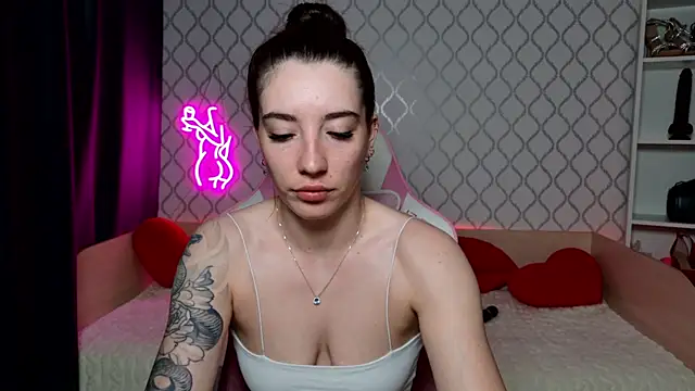 Curious Lily online show from May 6, 2026, 1:03 am
