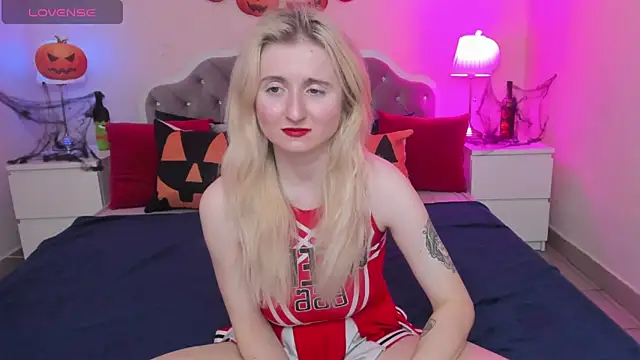 Snapshot of CamillaDreamer chatting on October 19, 2025, 3:34 pm CamillaDreamer online show from October 19, 2025, 3:34 pm