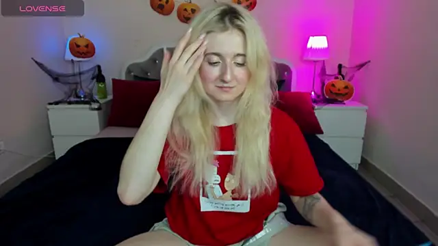 Snapshot of CamillaDreamer chatting on October 22, 2025, 2:50 pm CamillaDreamer online show from October 22, 2025, 2:50 pm