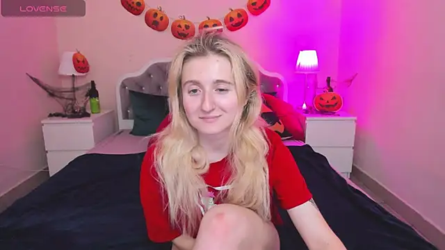 Snapshot of CamillaDreamer chatting on October 26, 2025, 5:52 pm CamillaDreamer online show from October 26, 2025, 5:52 pm