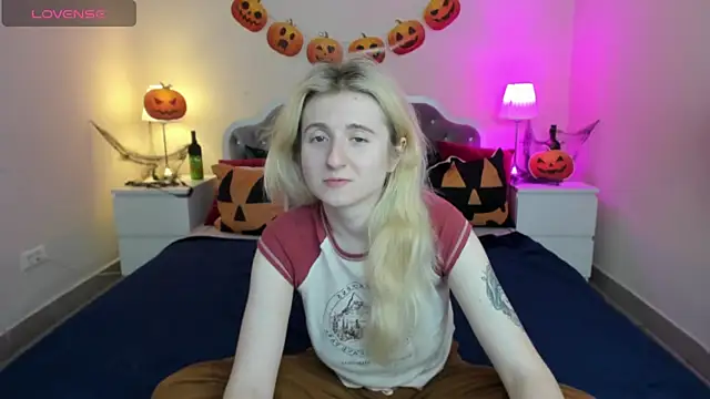 Snapshot of CamillaDreamer chatting on October 30, 2025, 5:57 pm CamillaDreamer online show from October 30, 2025, 5:57 pm