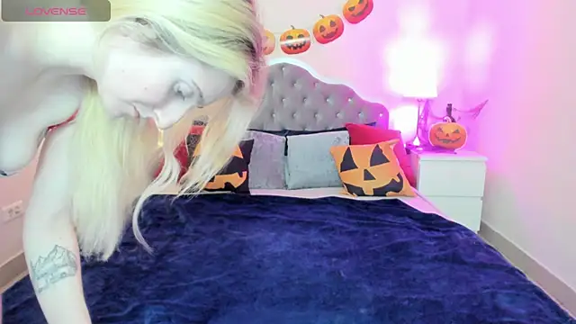 Snapshot of CamillaDreamer chatting on November 1, 2025, 4:42 pm CamillaDreamer online show from November 1, 2025, 4:42 pm