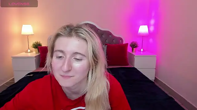 Snapshot of CamillaDreamer chatting on November 3, 2025, 4:41 pm CamillaDreamer online show from November 3, 2025, 4:41 pm