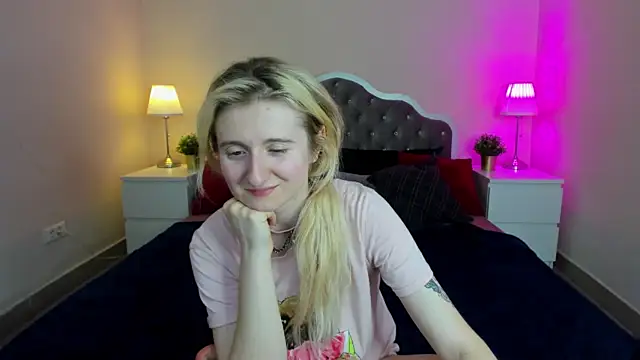 Snapshot of CamillaDreamer chatting on November 5, 2025, 5:57 pm CamillaDreamer online show from November 5, 2025, 5:57 pm