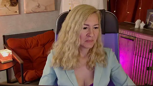 DonnaSmitth online show from June 15, 2026, 7:49 pm