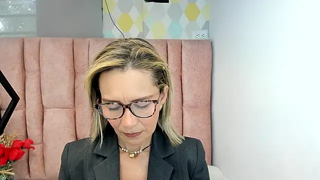 Issa Milf   online show from June 19, 2026, 4:22 pm