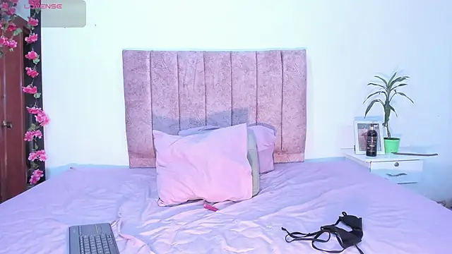 Mila 1wood online show from February 8, 2026, 12:41 pm