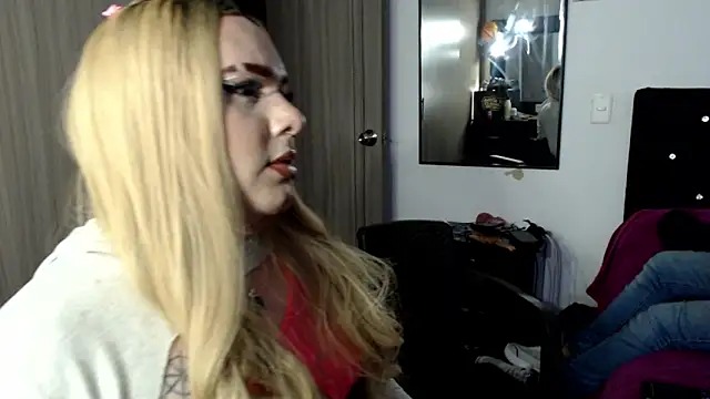 Snapshot of Redvelvett22 chatting on November 11, 2025, 4:45 am Redvelvett22 online show from November 11, 2025, 4:45 am