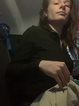 GoldenPussy1329 online show from May 6, 2026, 7:19 pm