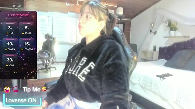 sophialyh 1 online show from May 7, 2026, 1:05 pm