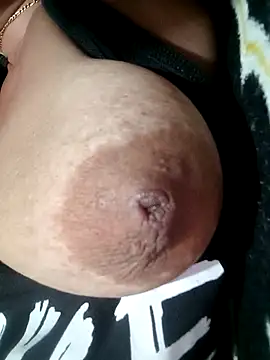 Hotmommax online show from October 7, 2025, 8:17 pm