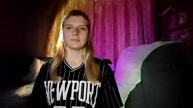 Snapshot of LynteriLain chatting on October 8, 2025, 8:39 pm LynteriLain online show from October 8, 2025, 8:39 pm